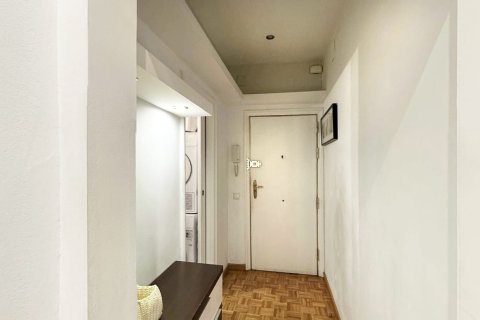 Huoneisto myytävänä Barcelona, Espanja, 3 makuuhuonetta, 82 m2 No. 141059 - kuva 13