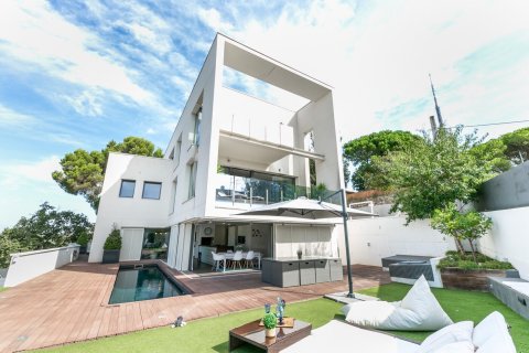 House for rent in Barcelona, Spain 10 bedrooms,  No. 141053 - photo 1