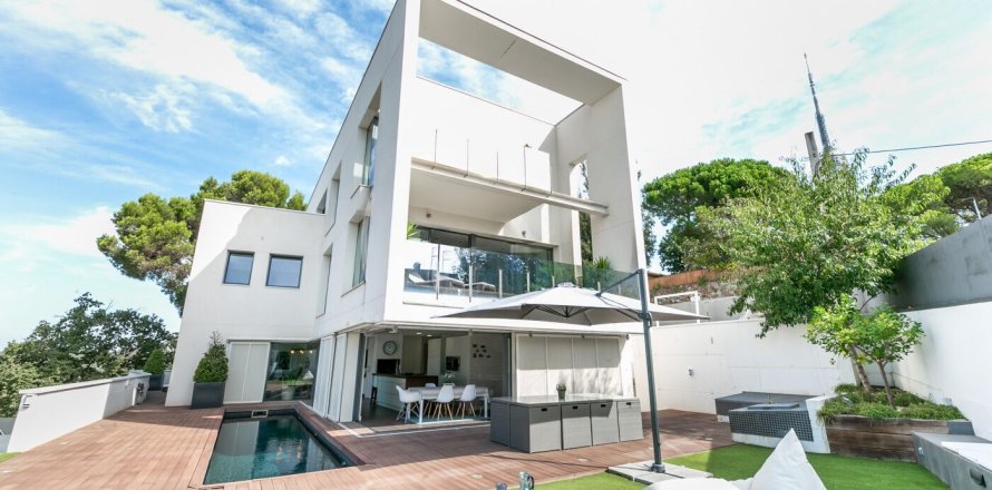 House in Barcelona, Spain 10 bedrooms,  No. 141053