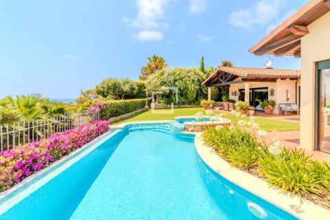 Villa for sale in Sitges, Barcelona, Spain 5 bedrooms, 399 sq.m. No. 150834 - photo 1