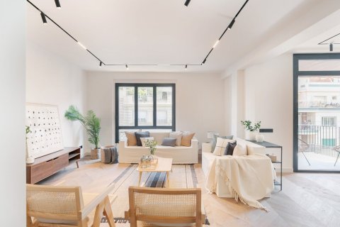 Apartamento en venta en Barcelona, España 4 dormitorios, No. 140974 - foto 1