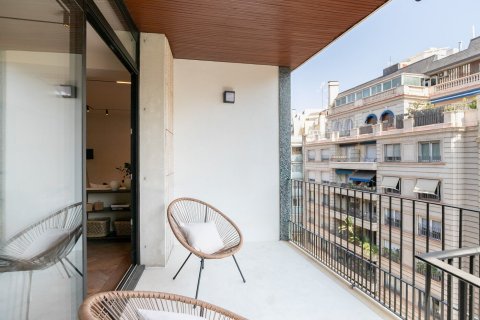Apartamento en venta en Barcelona, España 4 dormitorios, No. 140974 - foto 16