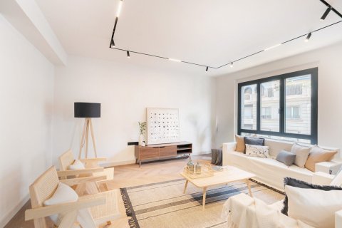 Apartamento en venta en Barcelona, España 4 dormitorios, No. 140974 - foto 2