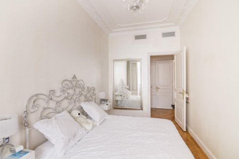 Apartamento en venta en Barcelona, España 4 dormitorios, No. 140970 - foto 8