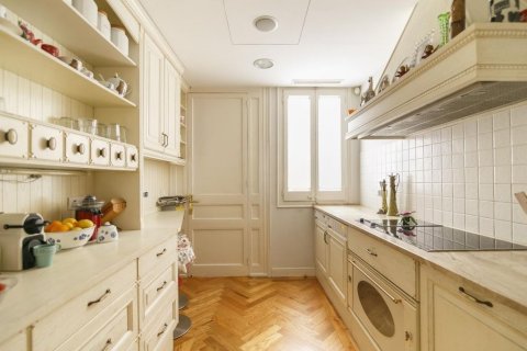 Apartamento en venta en Barcelona, España 4 dormitorios, No. 140970 - foto 5