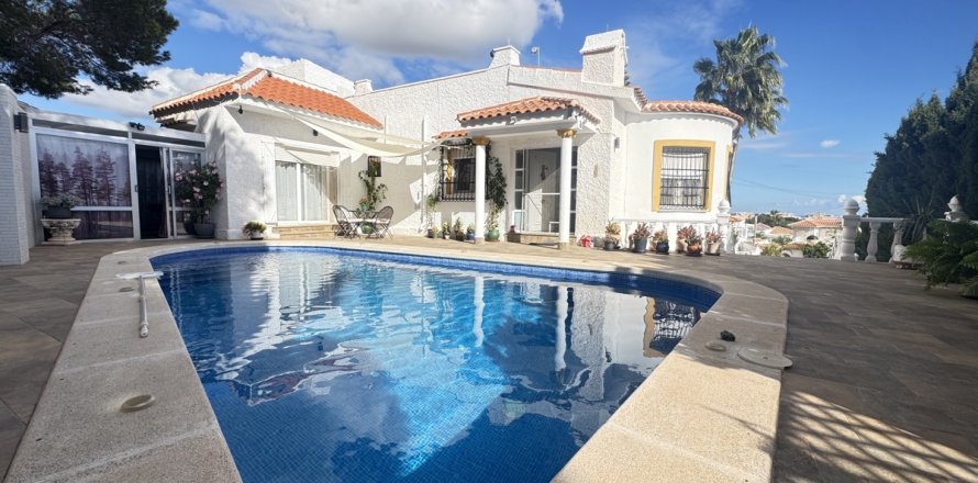 Villa a Villamartin, Alicante, Spagna 3 camere da letto, 120 mq. N° 144420