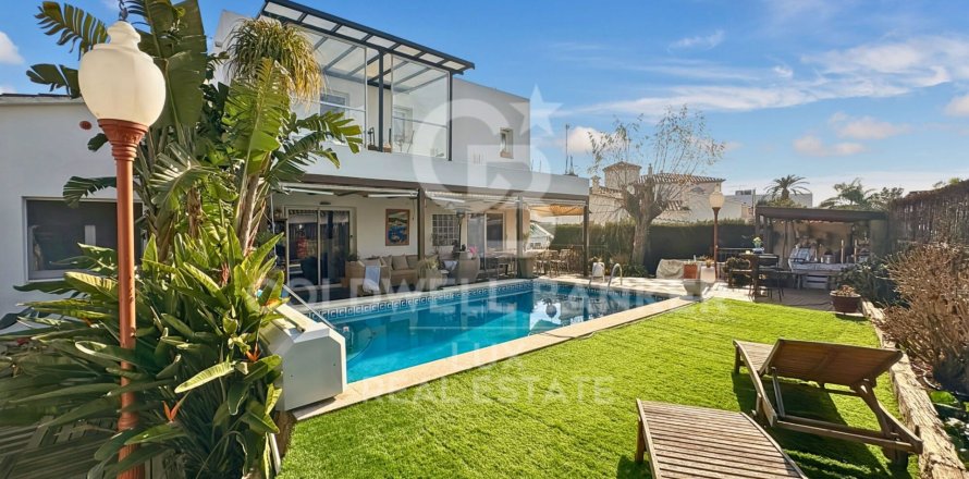 Villa in Empuriabrava, Girona, Spain 4 bedrooms, 288 sq.m. No. 159634
