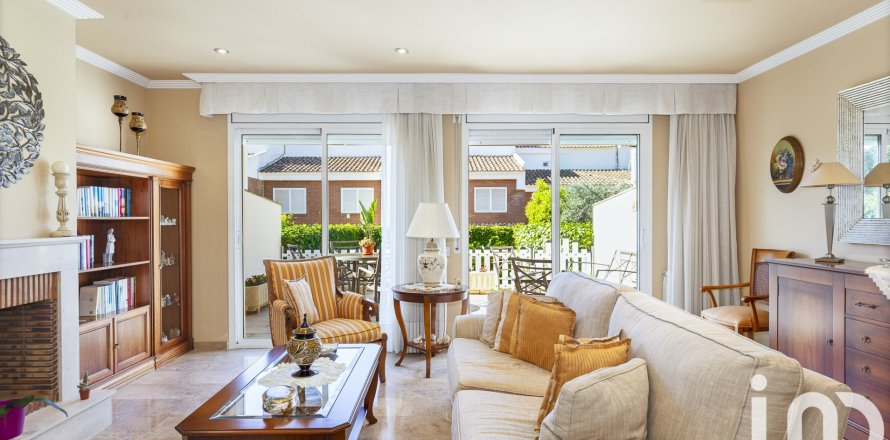 Kaupunkipientalo Altafulla, Tarragona, Espanja 4 makuuhuonetta, 249 m2 No. 153577