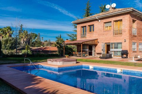 Villa à vendre Cerdanyola Del Valles, Barcelona, Espagne, 7 chambres, 806 m2 No. 133373 - photo 1