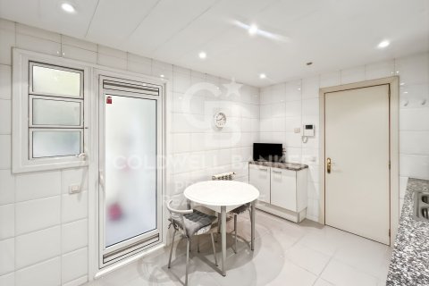 Huoneisto myytävänä Barcelona, Espanja, 4 makuuhuonetta, 116 m2 No. 156663 - kuva 12