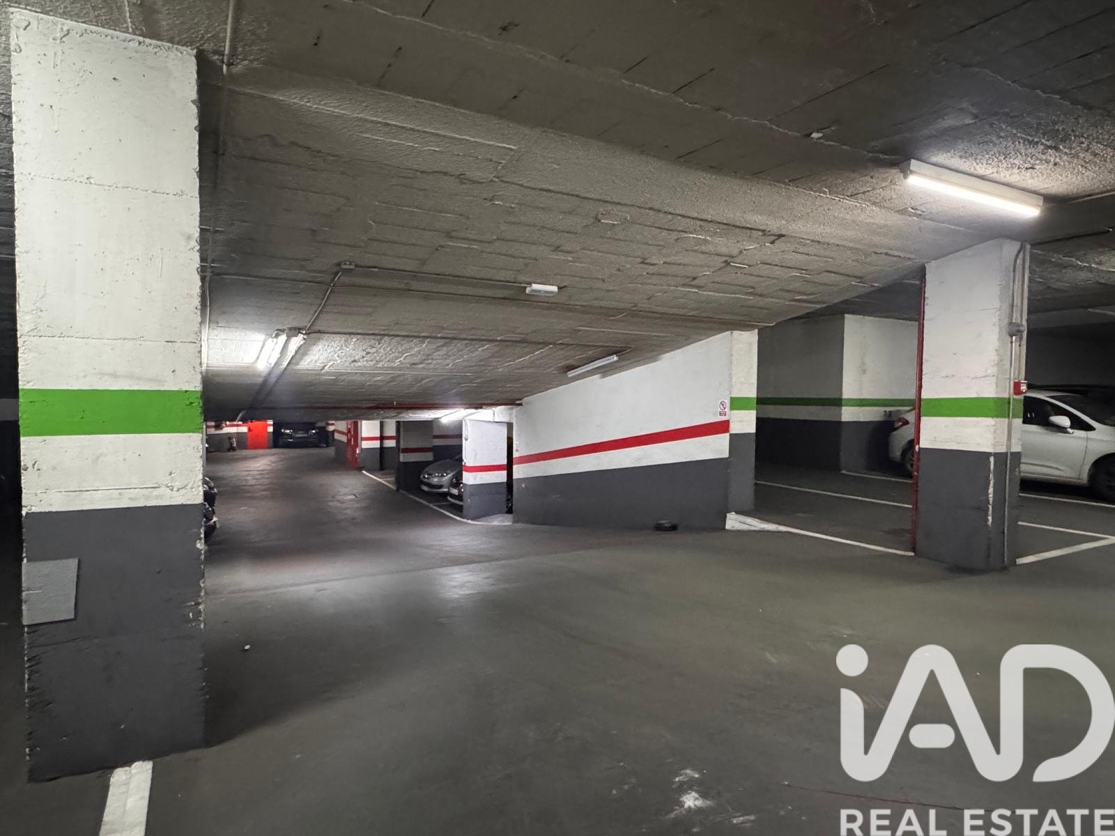 Garage in Madrid, Spain No. 185111