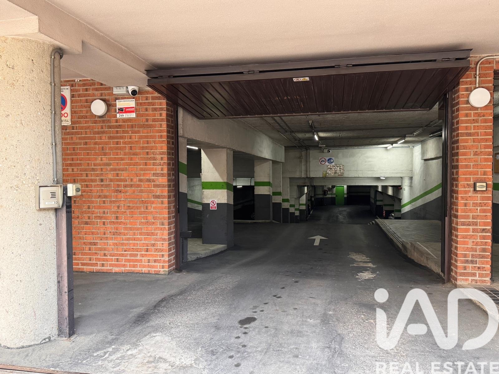 Garage in Madrid, Spain No. 185111