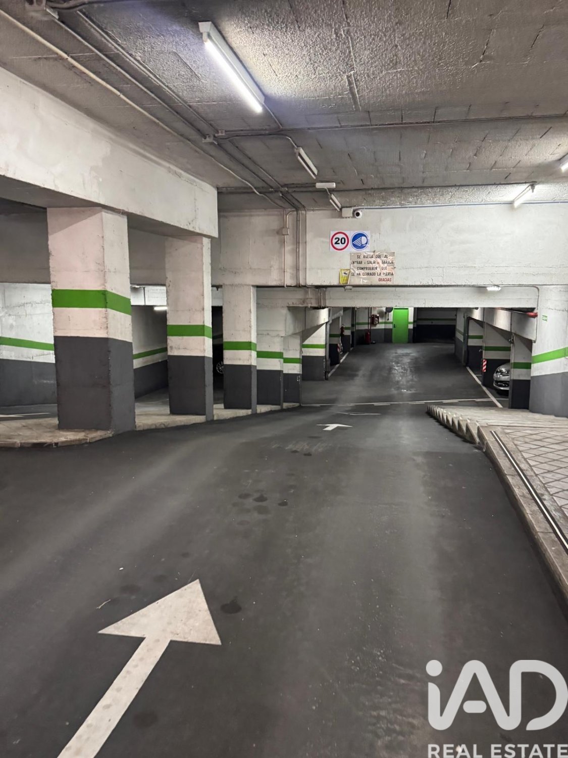 Garage in Madrid, Spain No. 185111