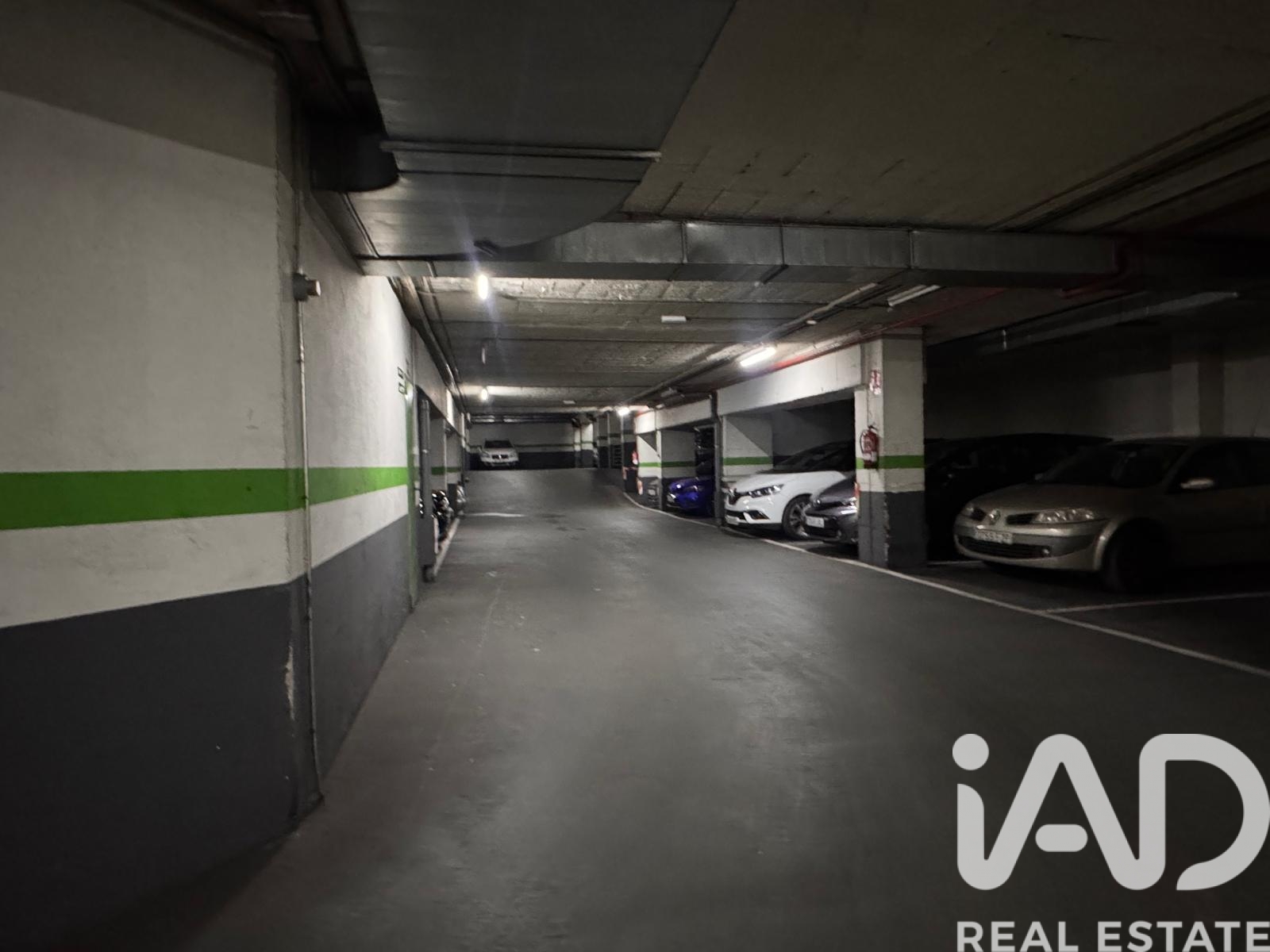 Garage in Madrid, Spain No. 185111