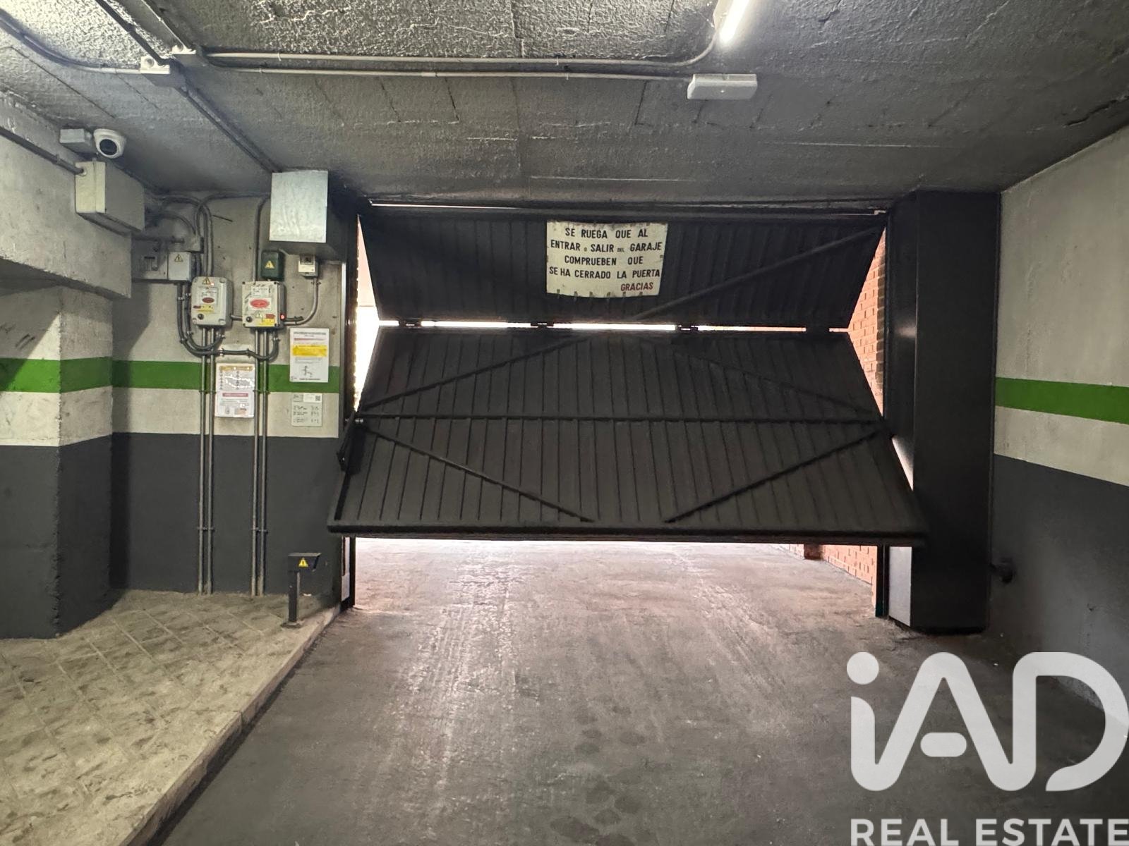 Garage in Madrid, Spain No. 185111