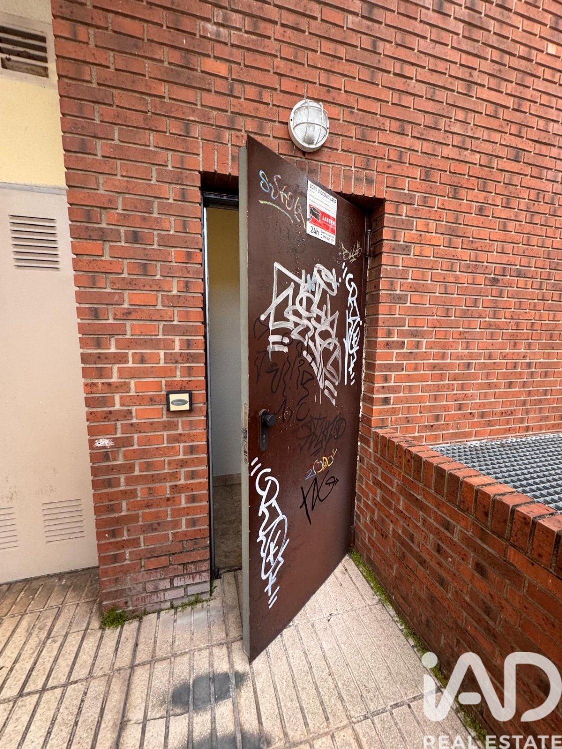 Garage in Madrid, Spain No. 185111