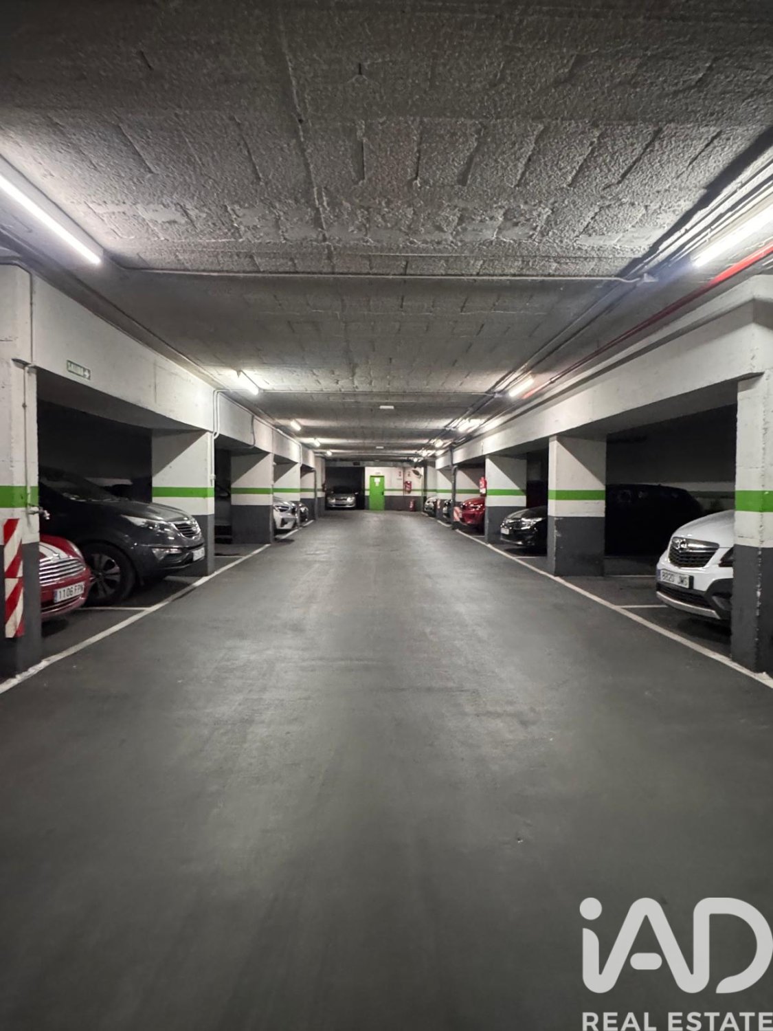 Garage in Madrid, Spain No. 185111