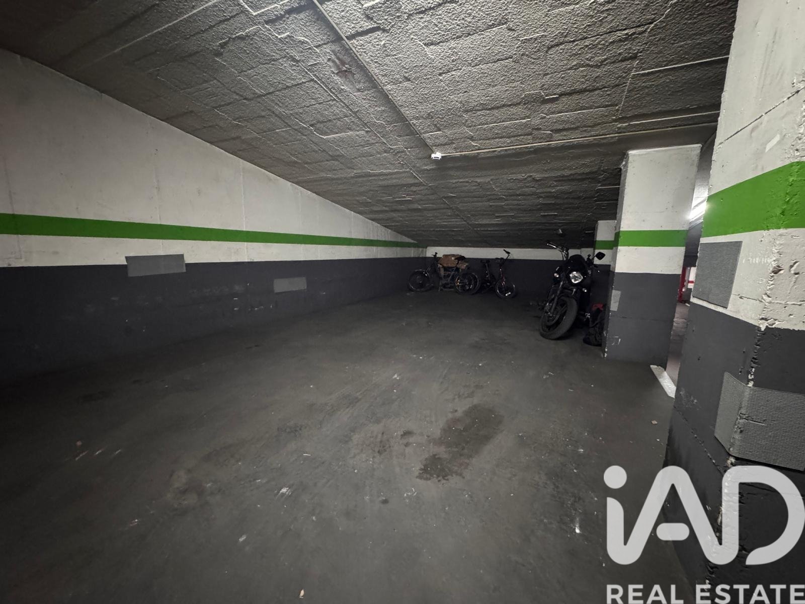 Garage in Madrid, Spain No. 185111