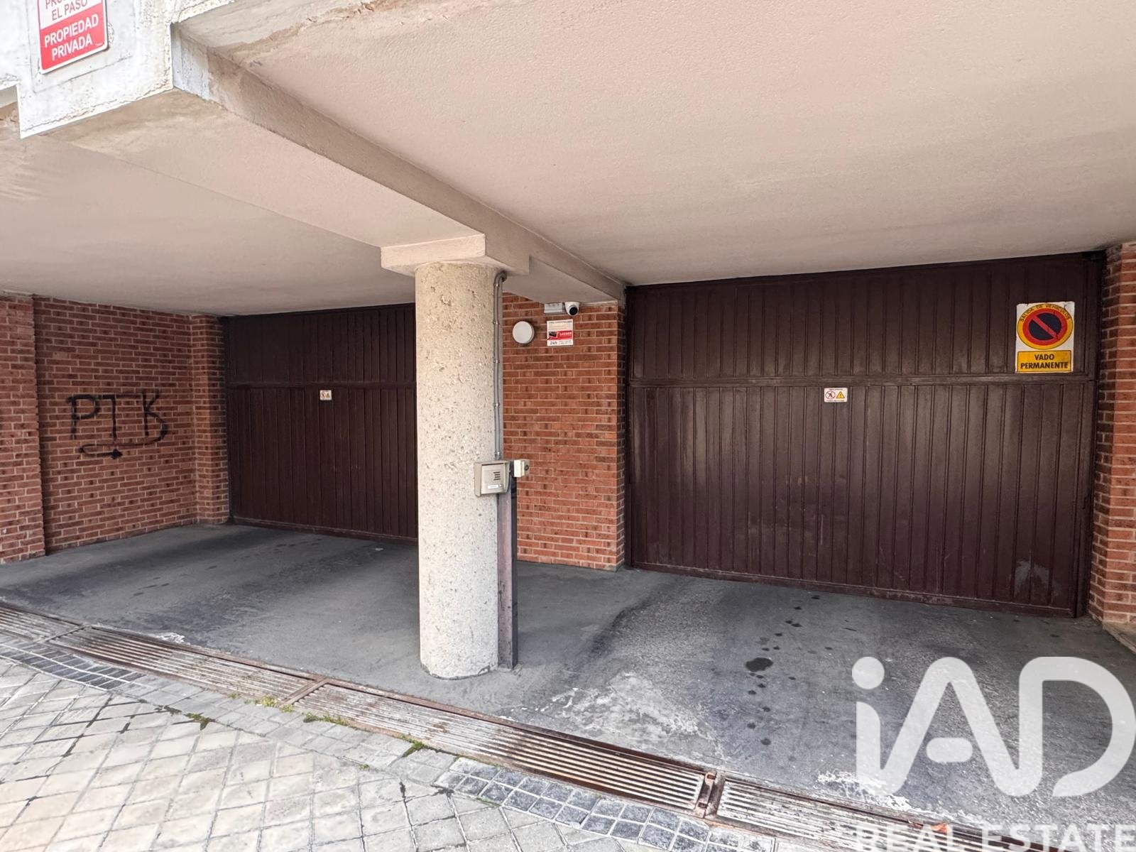 Garage in Madrid, Spain No. 185111