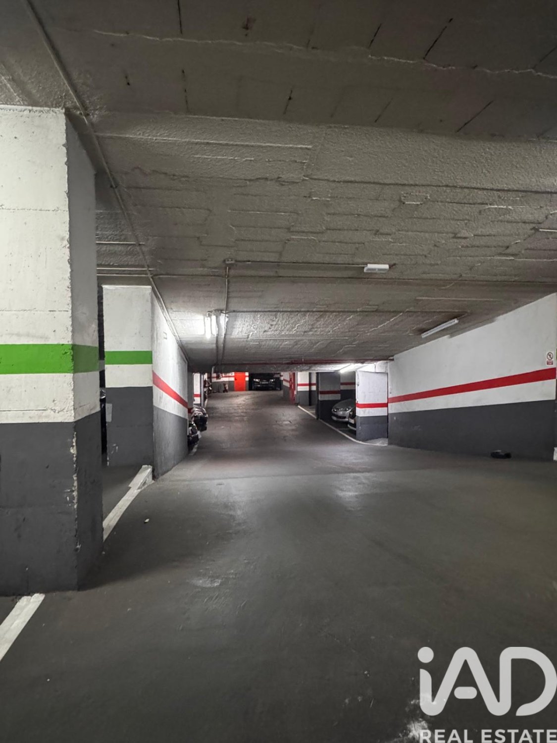 Garage in Madrid, Spain No. 185111