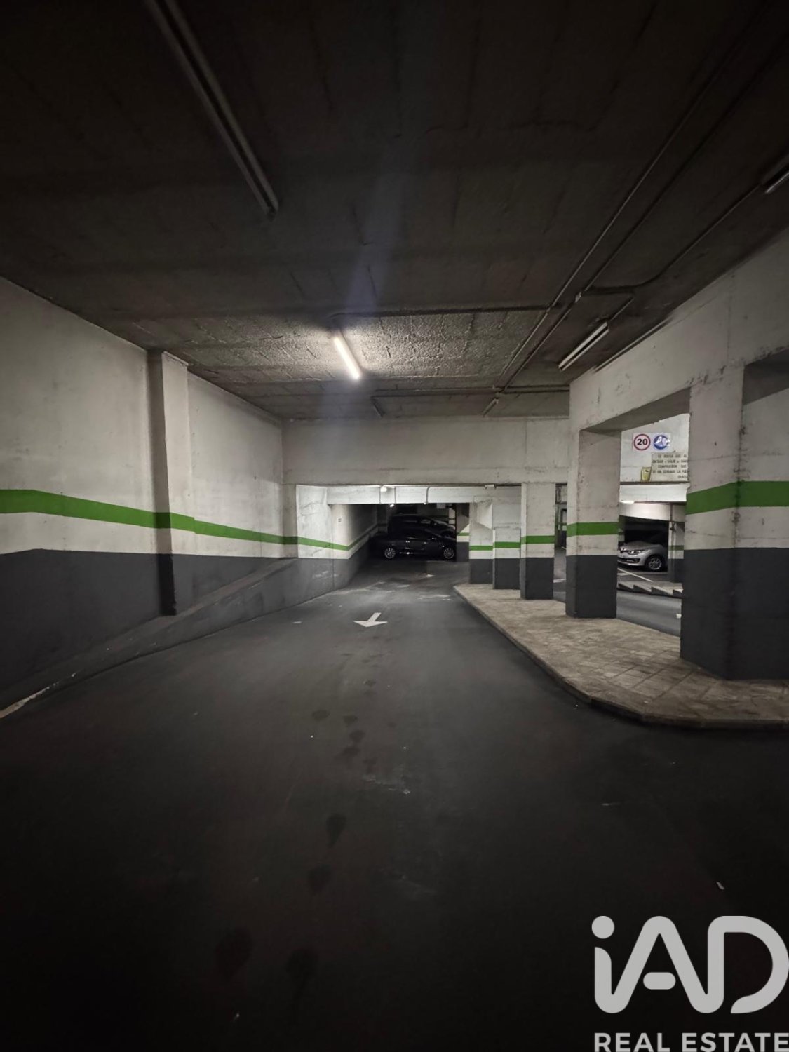 Garage in Madrid, Spain No. 185111
