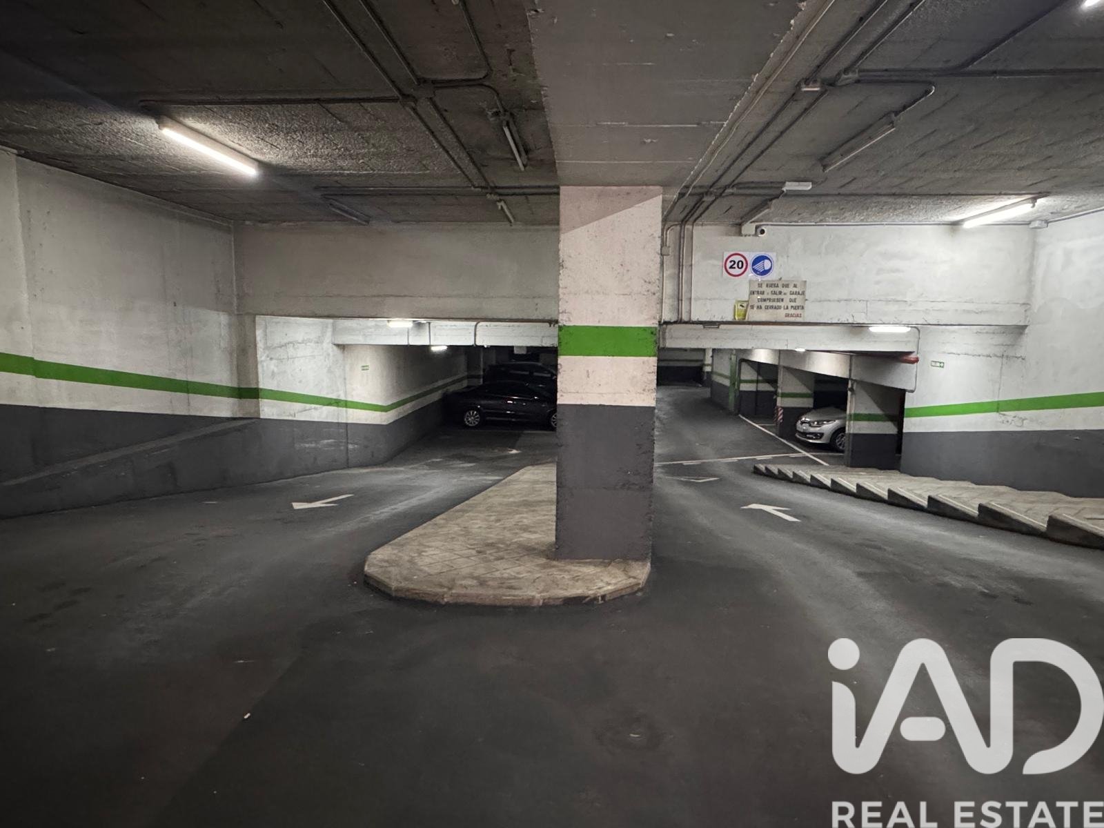 Garage in Madrid, Spain No. 185111