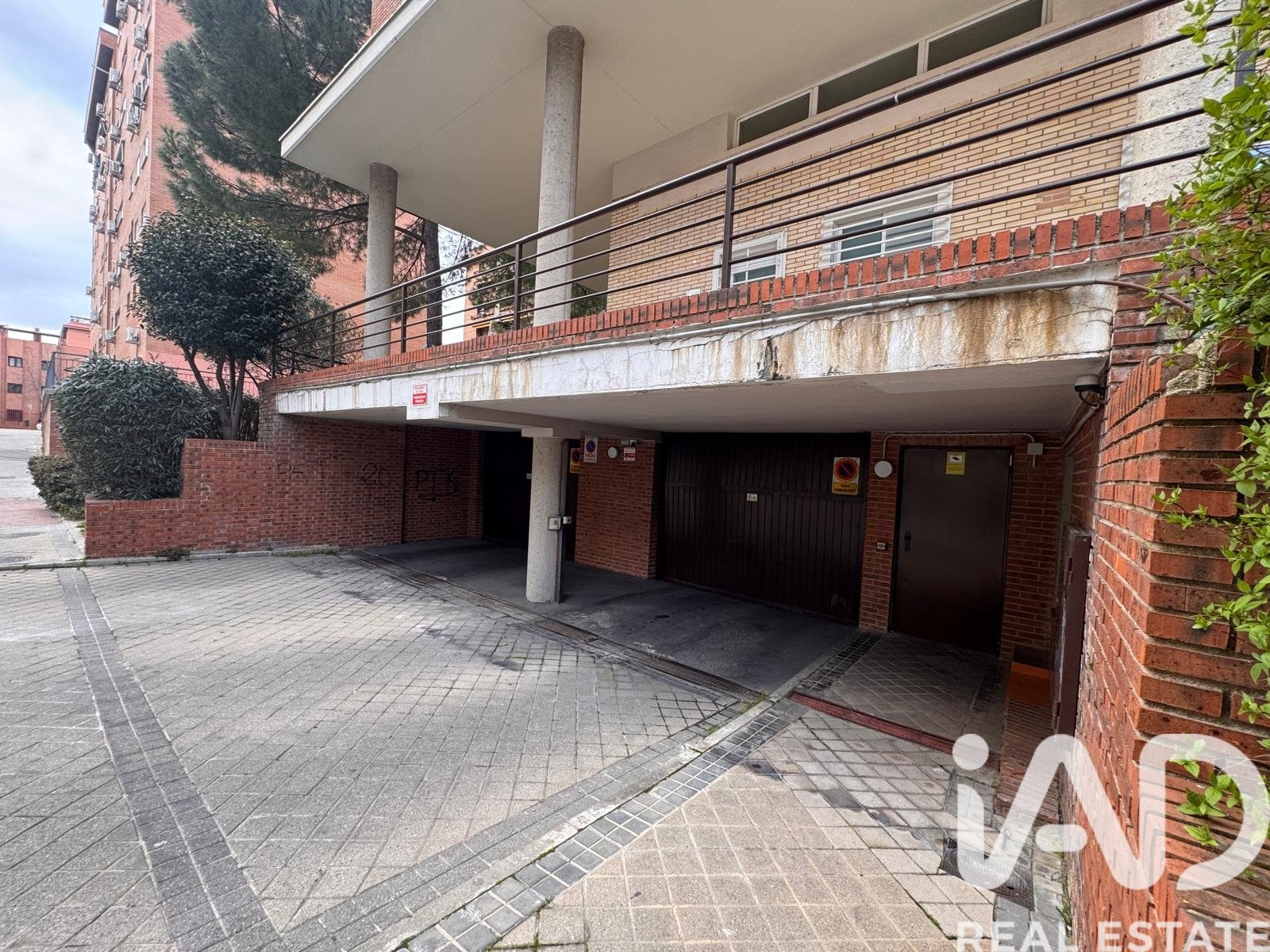 Garage in Madrid, Spain No. 185111