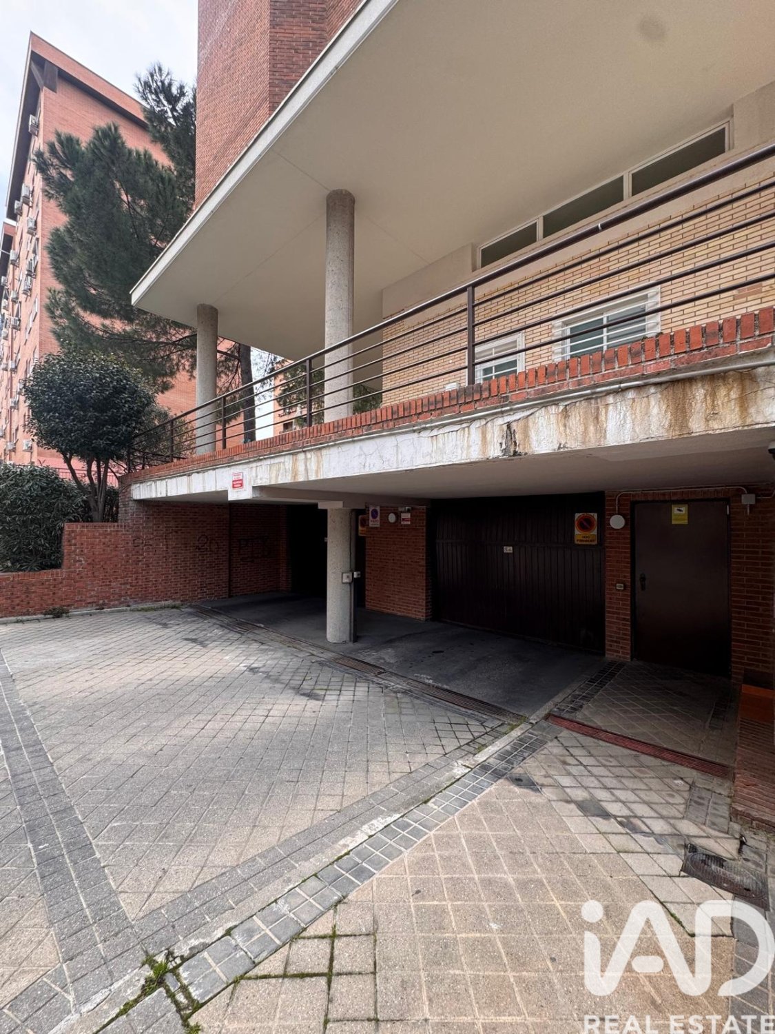 Garage in Madrid, Spain No. 185111