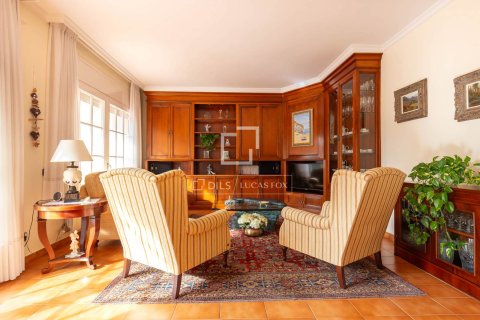 Villa for sale in Sant Just Desvern, Barcelona, Spain 6 bedrooms, 240 sq.m. No. 150425 - photo 11