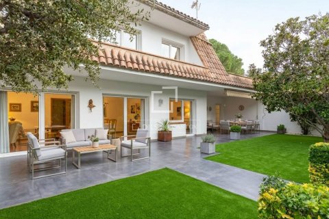 Вилла в Сан-Жуст-Десверн, Барселона, Испания 6 спален, 240м2 №150425