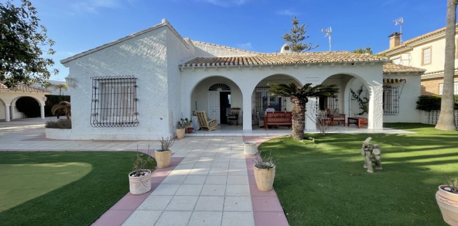 Villa Punta Prima, Alicante, Spain 6 bedrooms, 322 sq.m. No. 114343