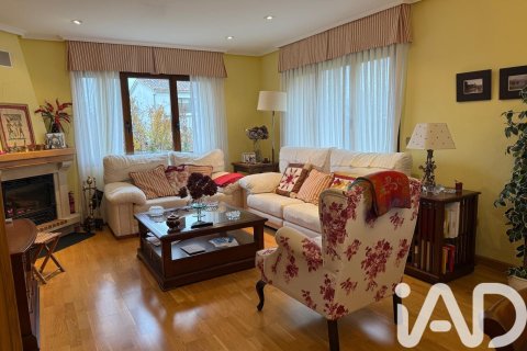 Продажа дома в Сантовения-де-ла-Вальдонсина, Леон, Испания 4 спальни, 294м2 №152611 - фото 25