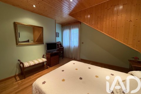 Продажа дома в Сантовения-де-ла-Вальдонсина, Леон, Испания 4 спальни, 294м2 №152611 - фото 23