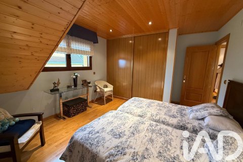 Продажа дома в Сантовения-де-ла-Вальдонсина, Леон, Испания 4 спальни, 294м2 №152611 - фото 18