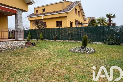 Продажа дома в Сантовения-де-ла-Вальдонсина, Леон, Испания 4 спальни, 294м2 №152611 - фото 2