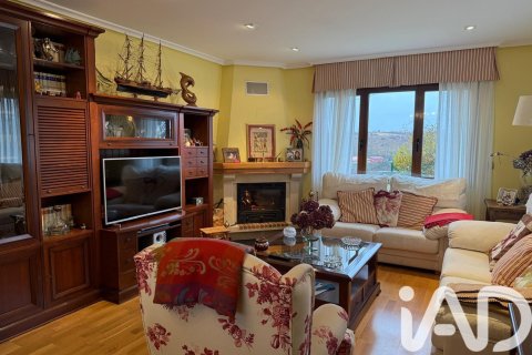 Продажа дома в Сантовения-де-ла-Вальдонсина, Леон, Испания 4 спальни, 294м2 №152611 - фото 8