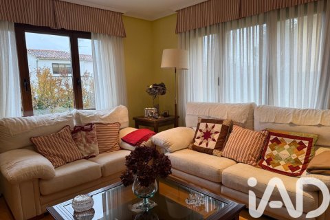 Продажа дома в Сантовения-де-ла-Вальдонсина, Леон, Испания 4 спальни, 294м2 №152611 - фото 6