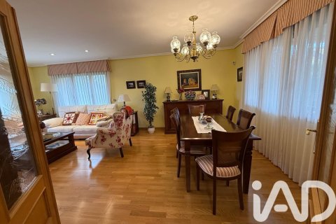 Продажа дома в Сантовения-де-ла-Вальдонсина, Леон, Испания 4 спальни, 294м2 №152611 - фото 26