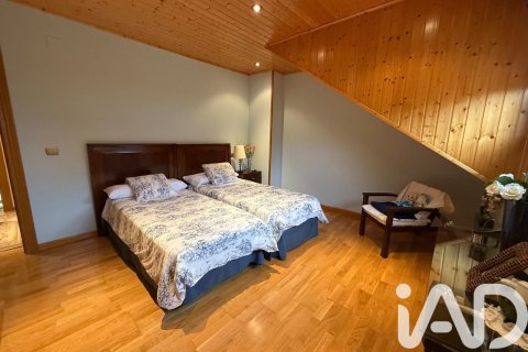 Продажа дома в Сантовения-де-ла-Вальдонсина, Леон, Испания 4 спальни, 294м2 №152611 - фото 16