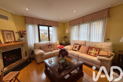 Продажа дома в Сантовения-де-ла-Вальдонсина, Леон, Испания 4 спальни, 294м2 №152611 - фото 7