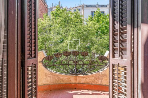 Apartment for sale in Barcelona, Spain 6 bedrooms, 179 sq.m. No. 192622 - photo 4