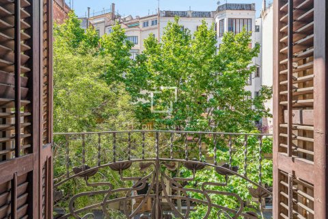 Apartment for sale in Barcelona, Spain 6 bedrooms, 179 sq.m. No. 192622 - photo 2