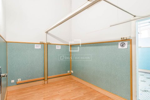 Apartment for sale in Barcelona, Spain 6 bedrooms, 179 sq.m. No. 192622 - photo 13