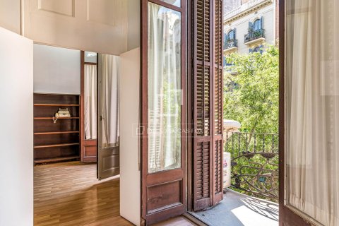 Apartment in Barcelona, Spain 6 bedrooms, 179 sq.m. No. 192622