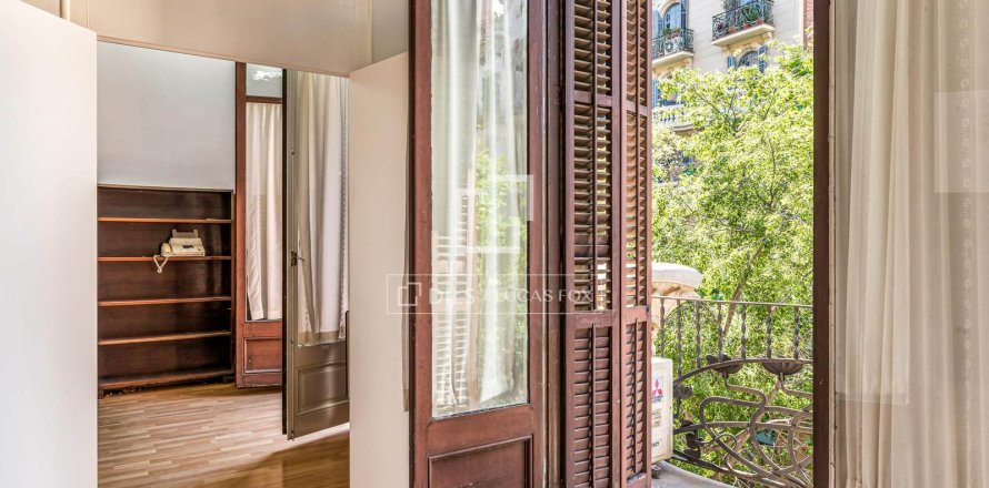 Apartment in Barcelona, Spain 6 bedrooms, 179 sq.m. No. 192622