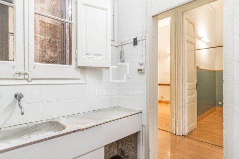 Apartment for sale in Barcelona, Spain 6 bedrooms, 179 sq.m. No. 192622 - photo 15