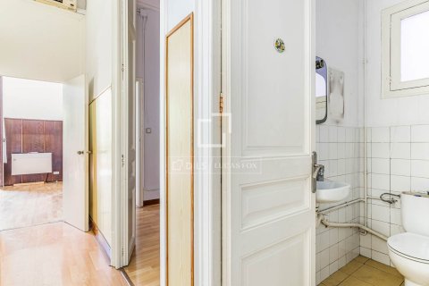 Apartment for sale in Barcelona, Spain 6 bedrooms, 179 sq.m. No. 192622 - photo 23