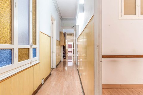 Apartment for sale in Barcelona, Spain 6 bedrooms, 179 sq.m. No. 192622 - photo 24