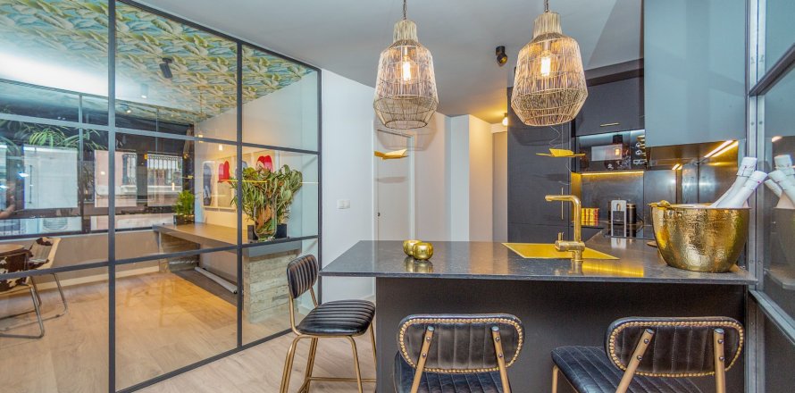 Commercial property à Alicante, Espagne 1 chambre, 105 m2 No. 155070