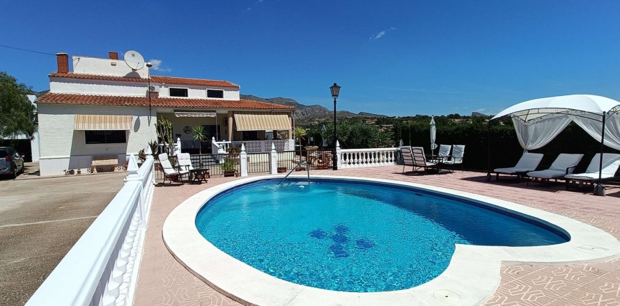 Villa à Barrio De La Estacion De Crevillente, Alicante, Espagne 6 chambres, 312 m2 No. 189681